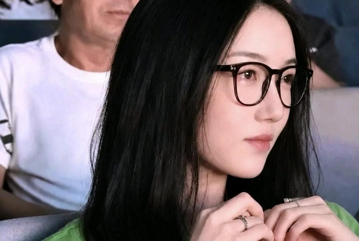 窦靖童估计心里憋得慌。原因很简单，她没想到妹妹李嫣就露个面居然就会冲上热搜第
