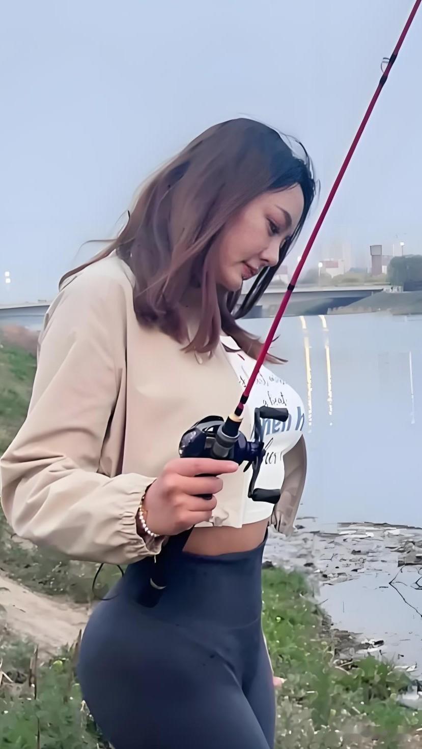 夏天就爱往河边待，当一回女钓手，吹吹风甩甩竿，抛开琐事，安静又惬意，这才是夏天该