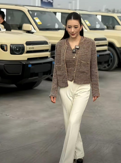 下了直播间才发现，方媛并没有网上看到的那么年轻啊。38岁又生完三胎，眼神的疲惫和