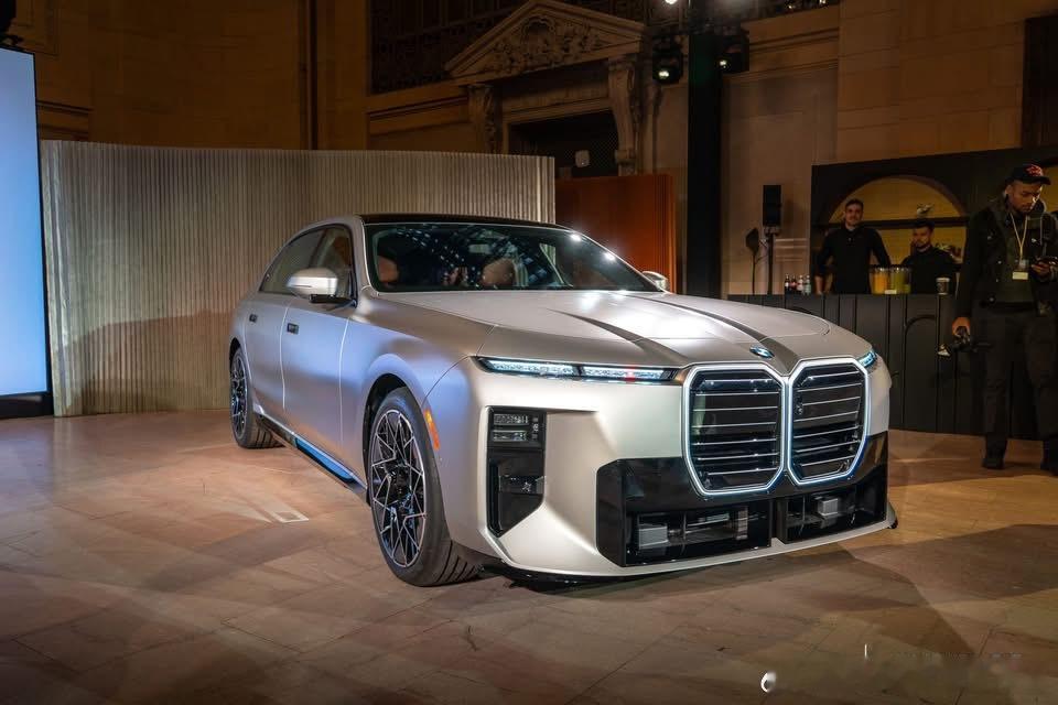 宝马7系宝马7系这次中期改款，不知道大家看有没有顺眼一点！