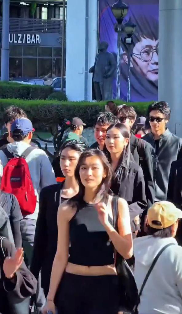 蒙古乌兰巴托的街头，路人的穿衣打扮已经完全变成韩流的样子！真是意外啊，草原上的民