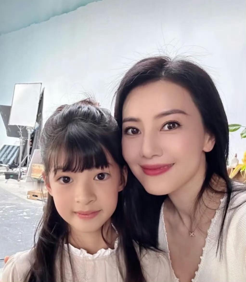 高圆圆带女儿去医院看病女儿已经这么大了呀！！！看起来也好漂亮​​​