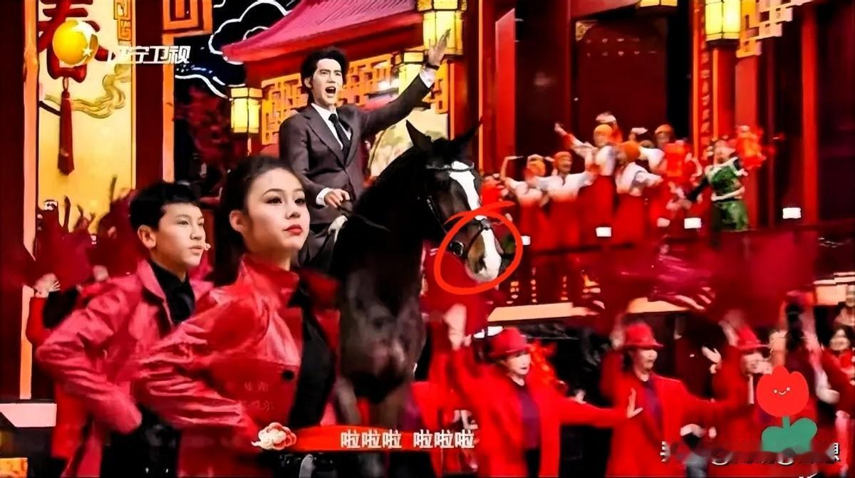 辽宁卫视春晚，小品演到一半，演员突然把手伸进兜里。掏出来的不是道具。是手机。