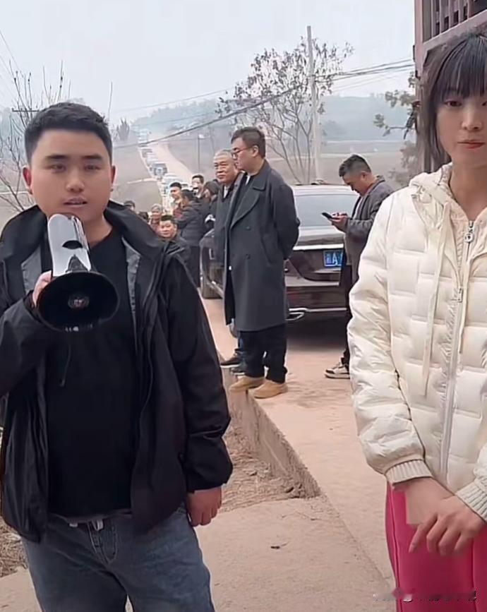 还好合川文旅及时给呆呆兜底！不然呆呆更呆！几千人跑去呆呆家吃刨猪饭，哪怕把家底