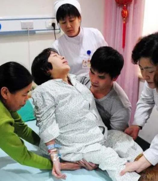 2011年，广西一名男子，不顾家人劝阻，执意迎娶瘫痪女友，新婚前夜，他的岳母支开