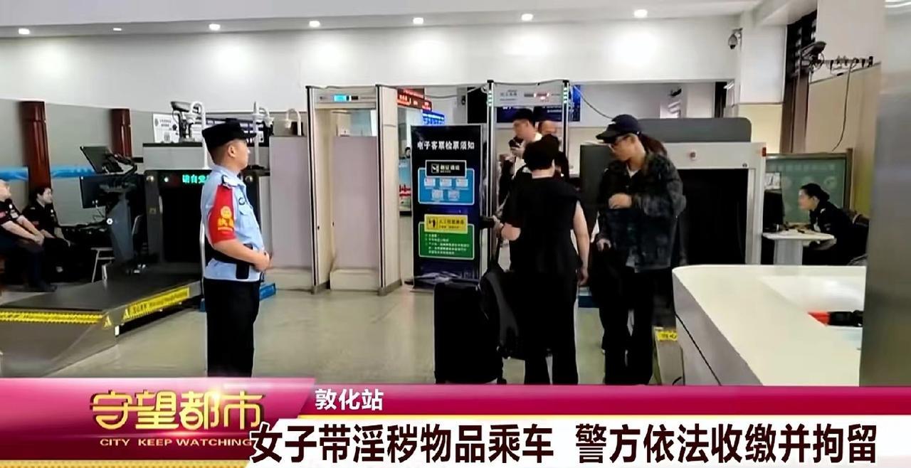 60岁的王某坐在派出所的椅子上，她实在想不通，自己揣着光盘准备回家，怎么就被民警