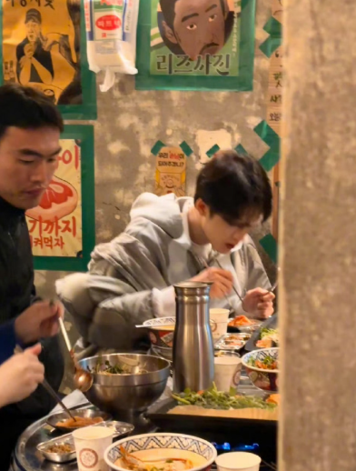 遇檀健次也太幸福了！韩国烤肉店的他水灵灵像男大，私下温柔邻家，和舞台上的帅气形成