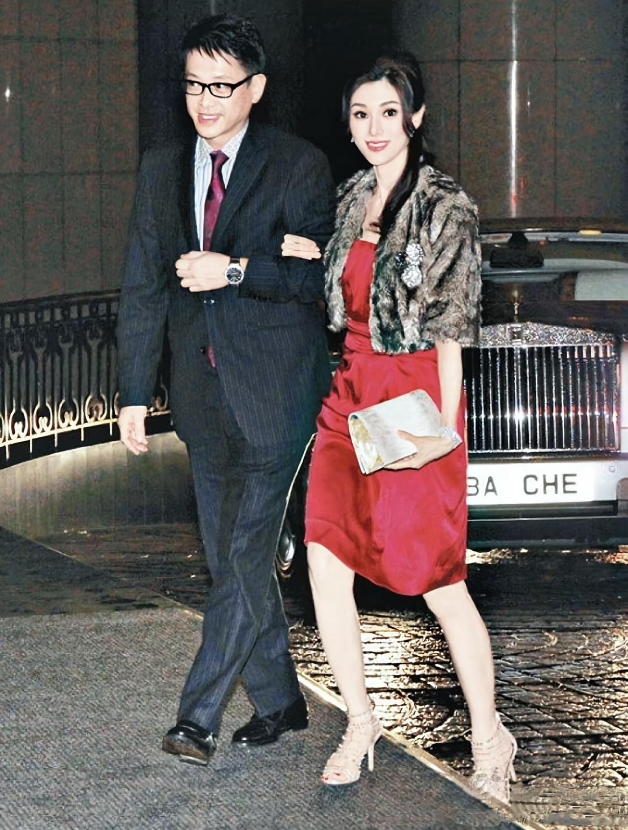 早期，许晋亨携夫人李嘉欣出席活动晚宴，在夜晚的街头，拍下了这一画面。李嘉欣身