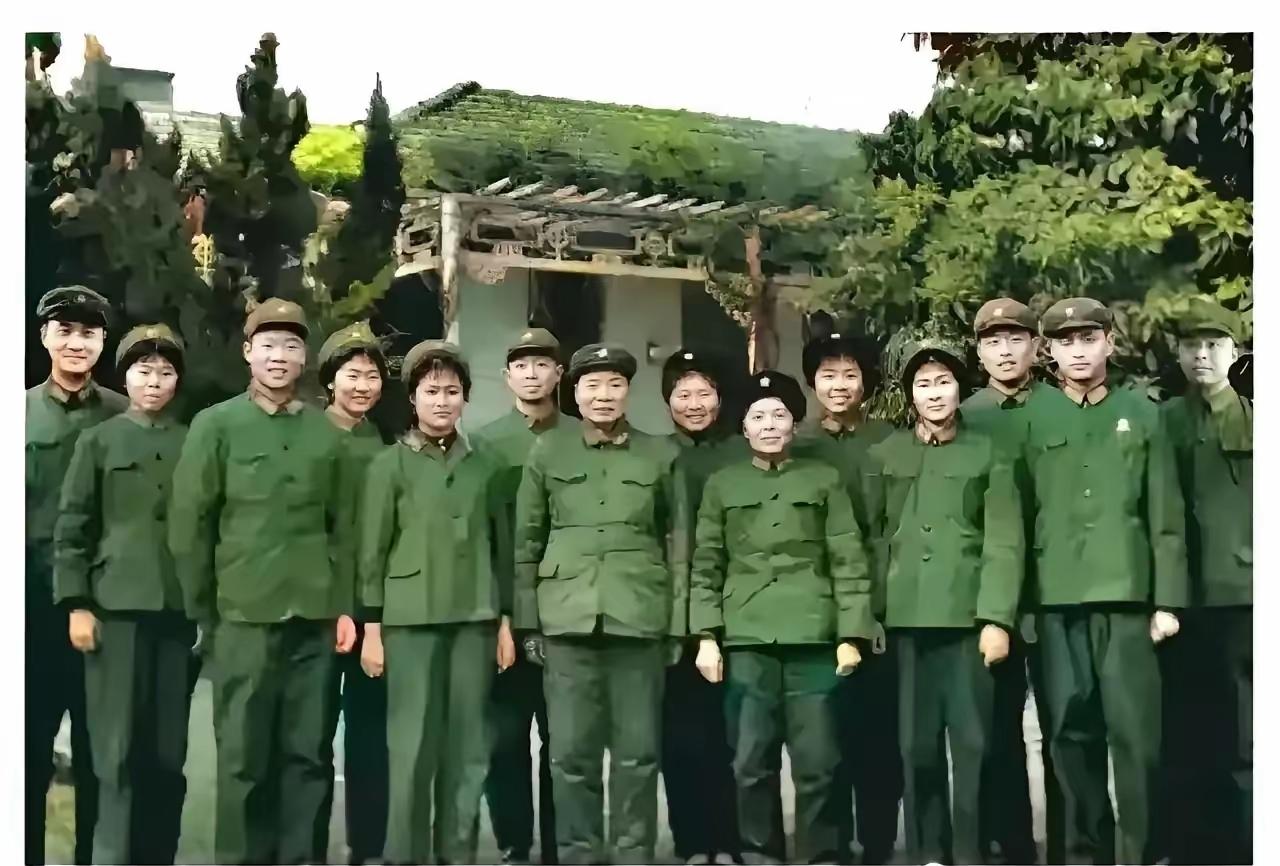 你能想象吗？这张照片并不是部队官兵的合影，而是一张全家福，因为照片中的人物都是一