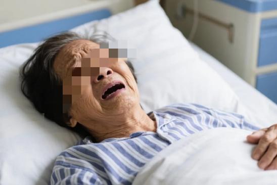 广州，6旬老太坐公交，期间坐累了，就起身在车厢过道里走动，活动腿脚。谁知，司机避