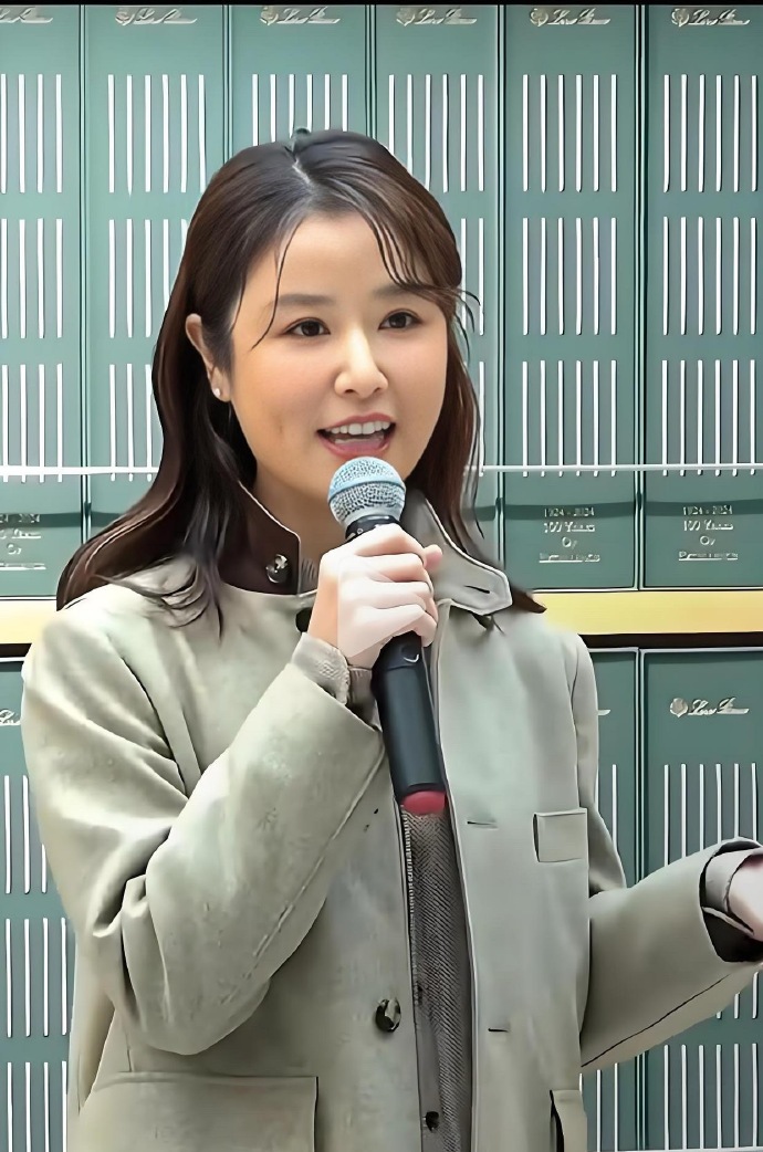 49岁林心如增肥后更漂亮，穿西装+阔腿裤好显贵，美到差点认不出。