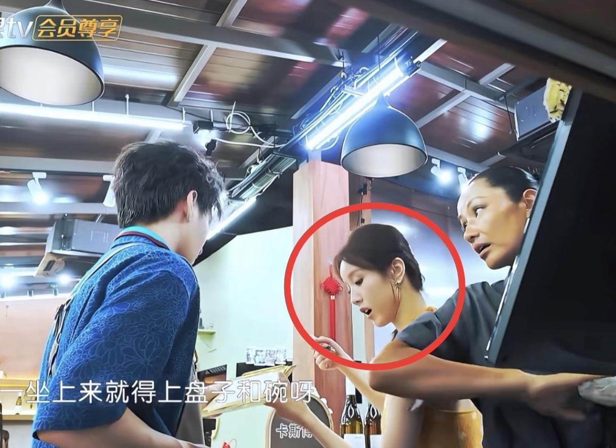 估计明眼人都看出来了，中餐厅里张雅琪无视王俊凯的叮嘱，根本不只是她自己不在意