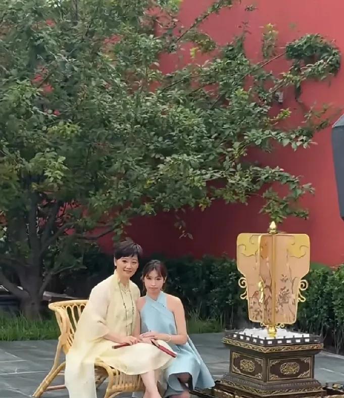 徐帆携19岁养女徐朵现身活动，徐朵一笑便暴露出标志性的“小龅牙”，被人打趣“和冯
