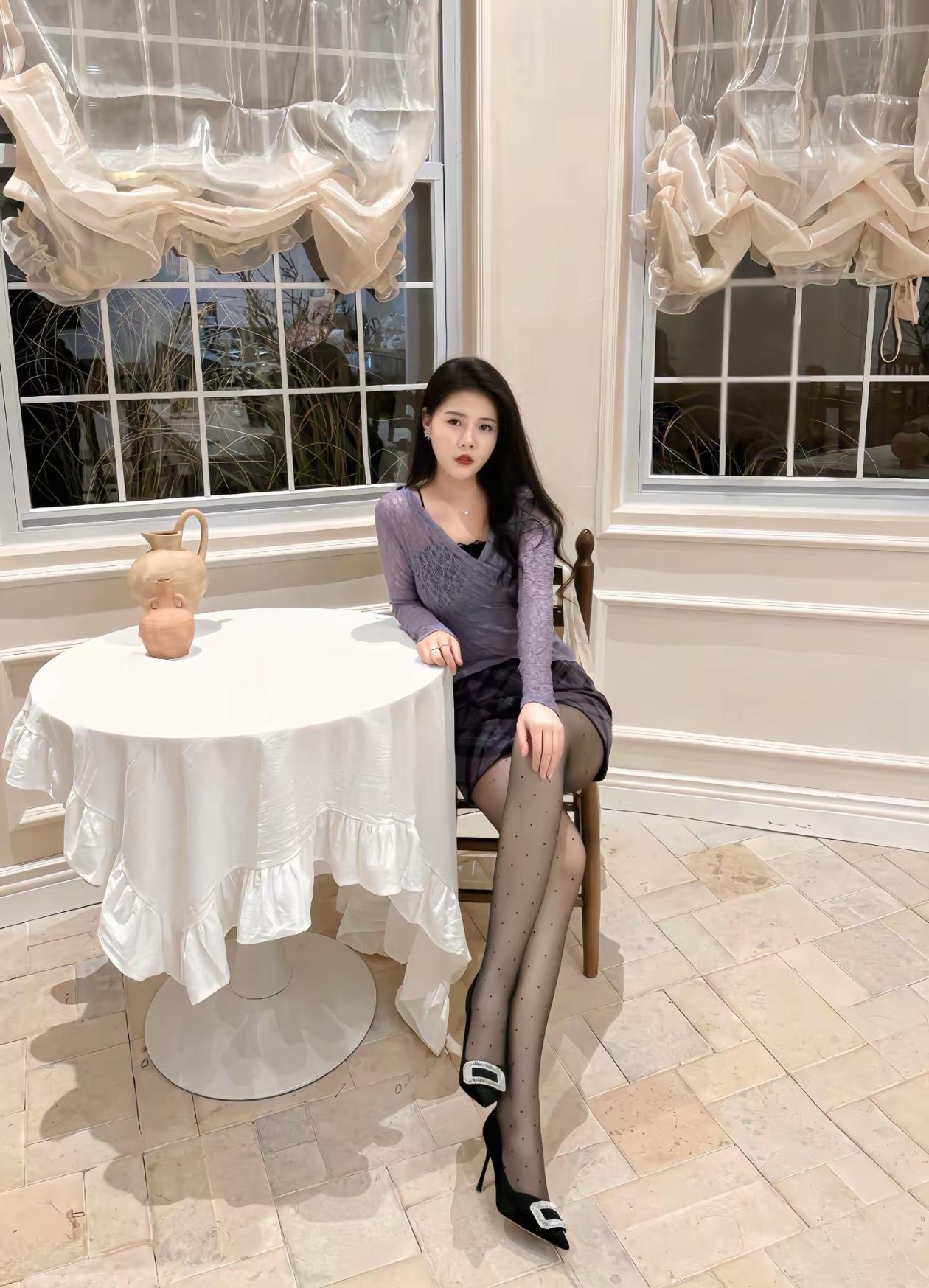 优雅复古风，黑白格裙搭配黑色高跟鞋，尽显时尚魅力！