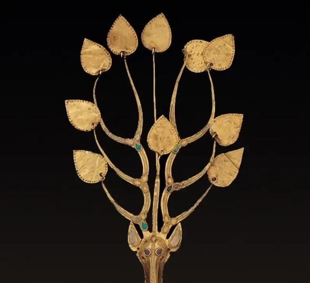 1981年，内蒙古1女孩放学回来，听见玉米地里有人在窃窃私语，她猫着腰靠近，听见