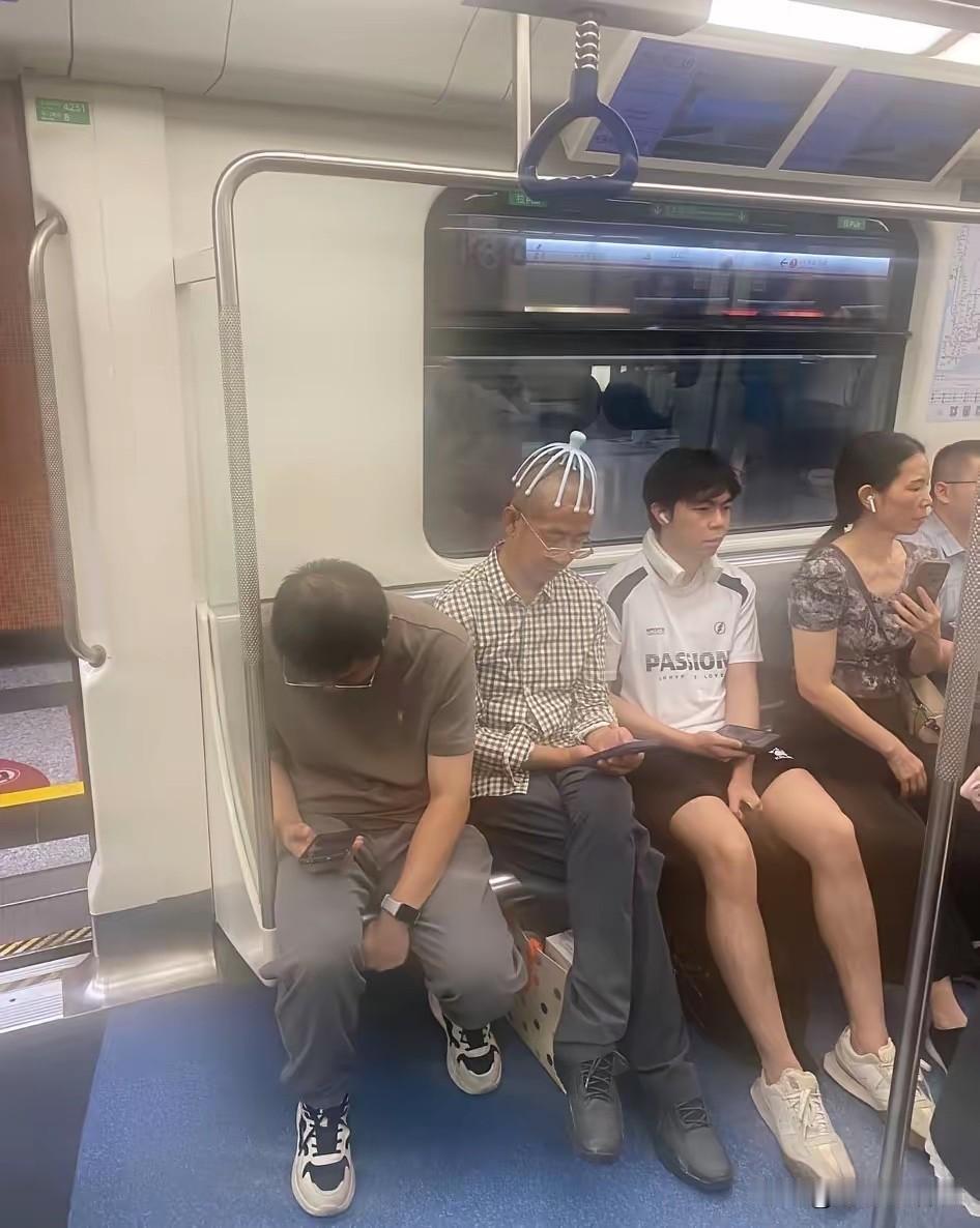 大叔这个造型，很特别啊[呲牙笑]