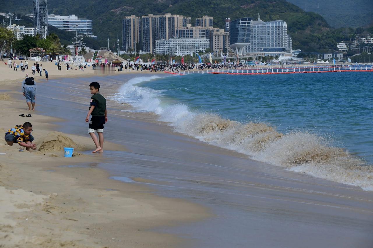 阳光海滩上的欢乐时光，沙滩上的小脚印市区的海滩海边风光摄影南门湾风景爱琴海