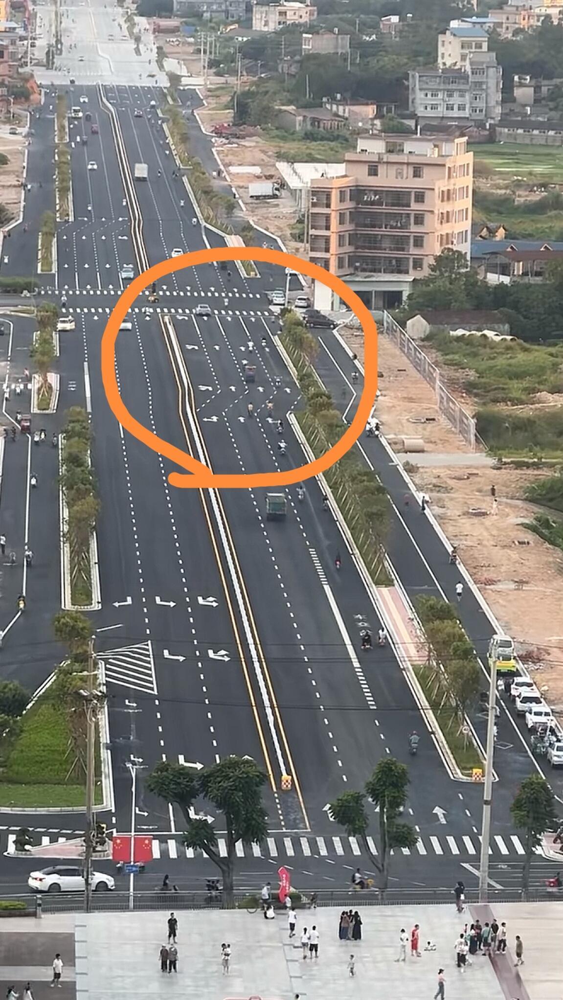 这样设计车道真的不会发生事故吗？我开了十几年车都看懵了。要是新手遇上这种路况