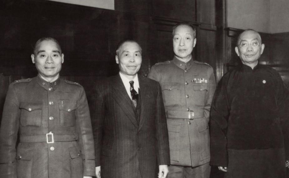 1949年1月21日蒋介石通电下野卸任总统，代理总统李宗仁于1月29日宣布组成和