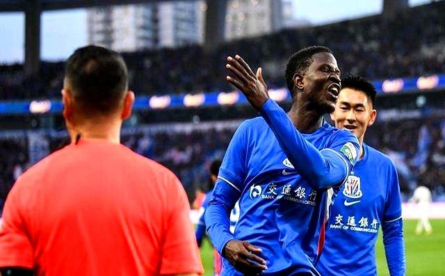 今天海港上半场被重庆铜梁龙连敲两记，0比2落下风，屏幕那头的悬念像气球被戳破。