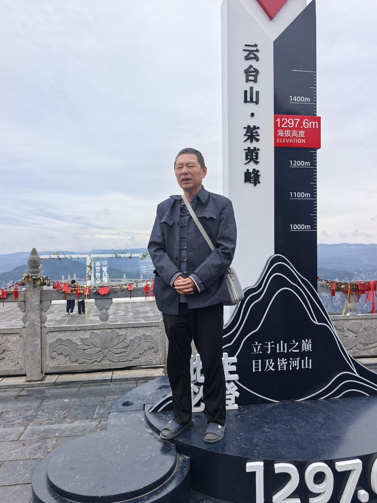 小丑在公共场所表演那种所谓的书法，哦，对了，不叫书法，叫画字，那个字写的龙飞凤舞