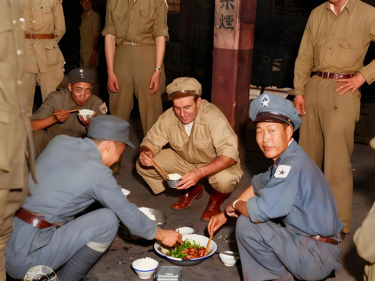 1946年的沈阳，一处简陋场所内，美军军官与国军军官围聚在地面的餐食旁，以蹲姿共
