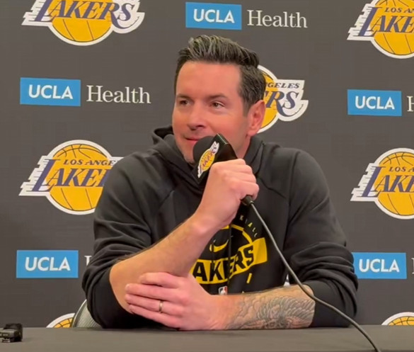 老雷不装了雷迪克谈到执教湖人以来人气火爆的感受：“感觉一切都很正常，这可能也是我