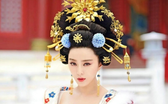 武则天怀孕后心血来潮，挺着大肚子来到了唐高宗李治的寝宫，结果刚到门外，她就听到了