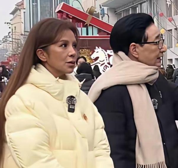 新年将至，在王府井邂逅相遇素颜逛花街52岁的朱迅，喜气洋洋，精神倍儿爽。岁月