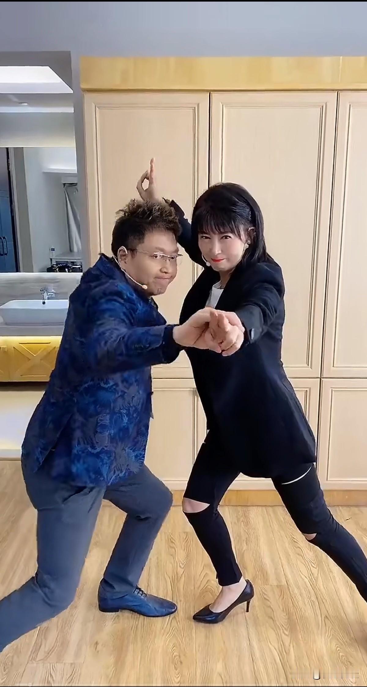 王为念，阎学晶，你们还是收了吧，你们的表演很上心，好像也很幽默，可惜却总感