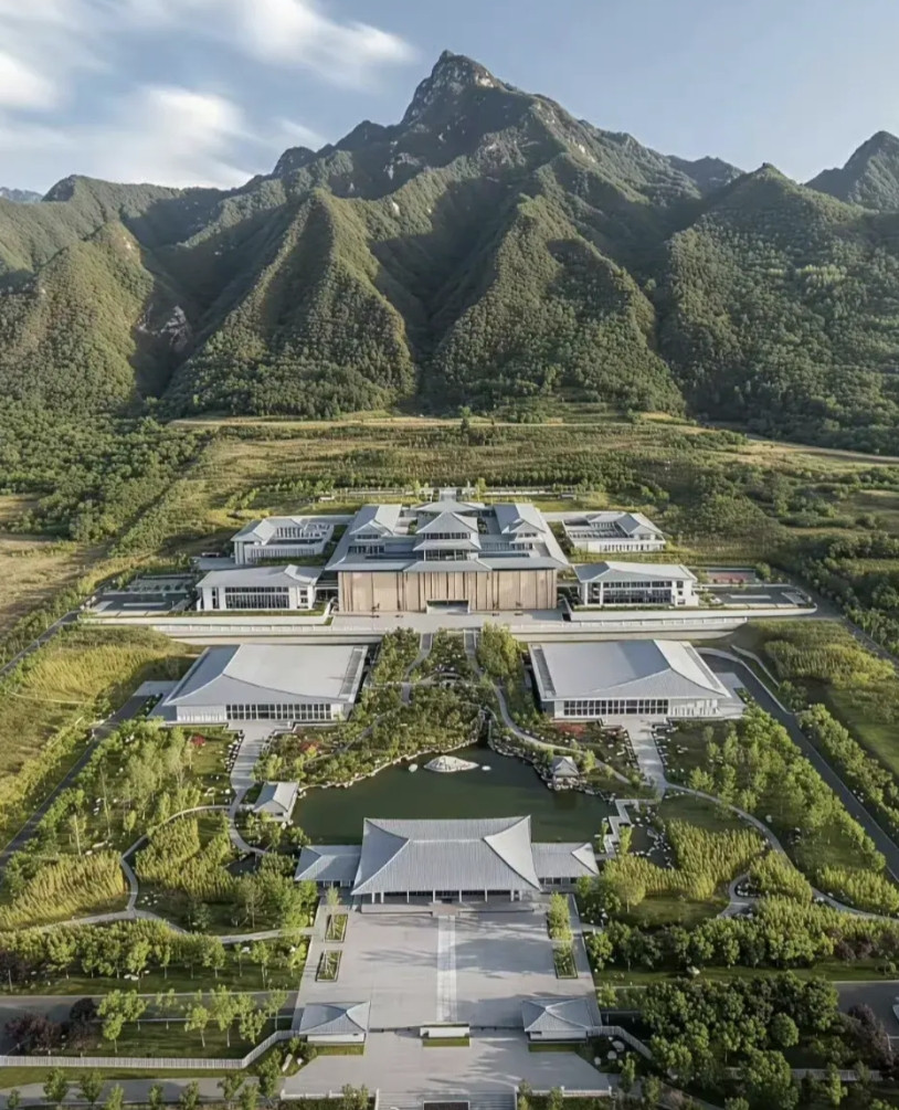 左边：国家版本馆（西安）右边：韩国总统府青瓦台大国气象，风水哲学不是想抄就可
