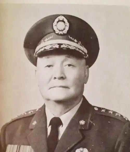 1954年，刘玉章就任金门防卫司令。为唤回误入歧途的儿子，其年迈老母竟从陕西农村