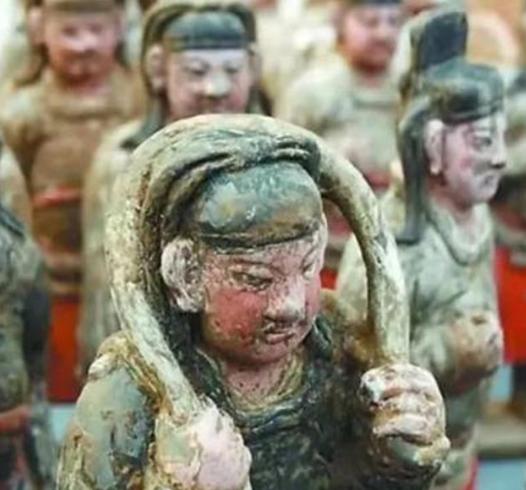 谁能想到？河南焦作一群老实巴交的村民，为了一口喘气儿的理，居然抡起铁锹，把自家祖