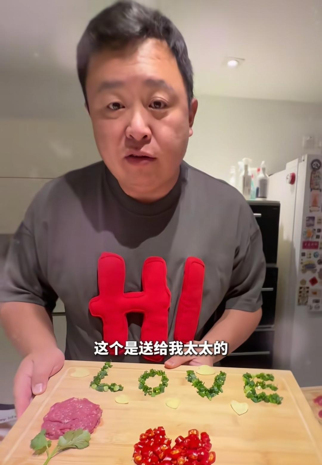 当师弟们扎堆抢热搜时，阎鹤祥一头扎进了故宫的文物堆里。他不说段子，改说历史。