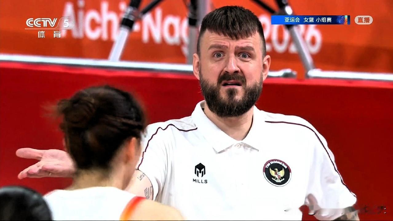 印尼女篮主帅如坐针毡！场边掏出小纸条，温习锦囊妙计，被中国队险些赢70分，场面不