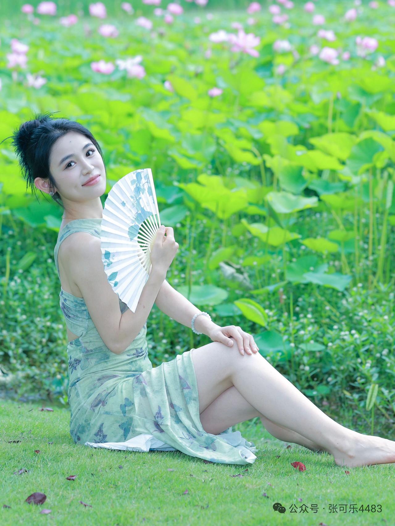 一个淡绿裙的美女，很有古典美；一个红裙美女，颇具现代美，个个都非常美；但审美有很