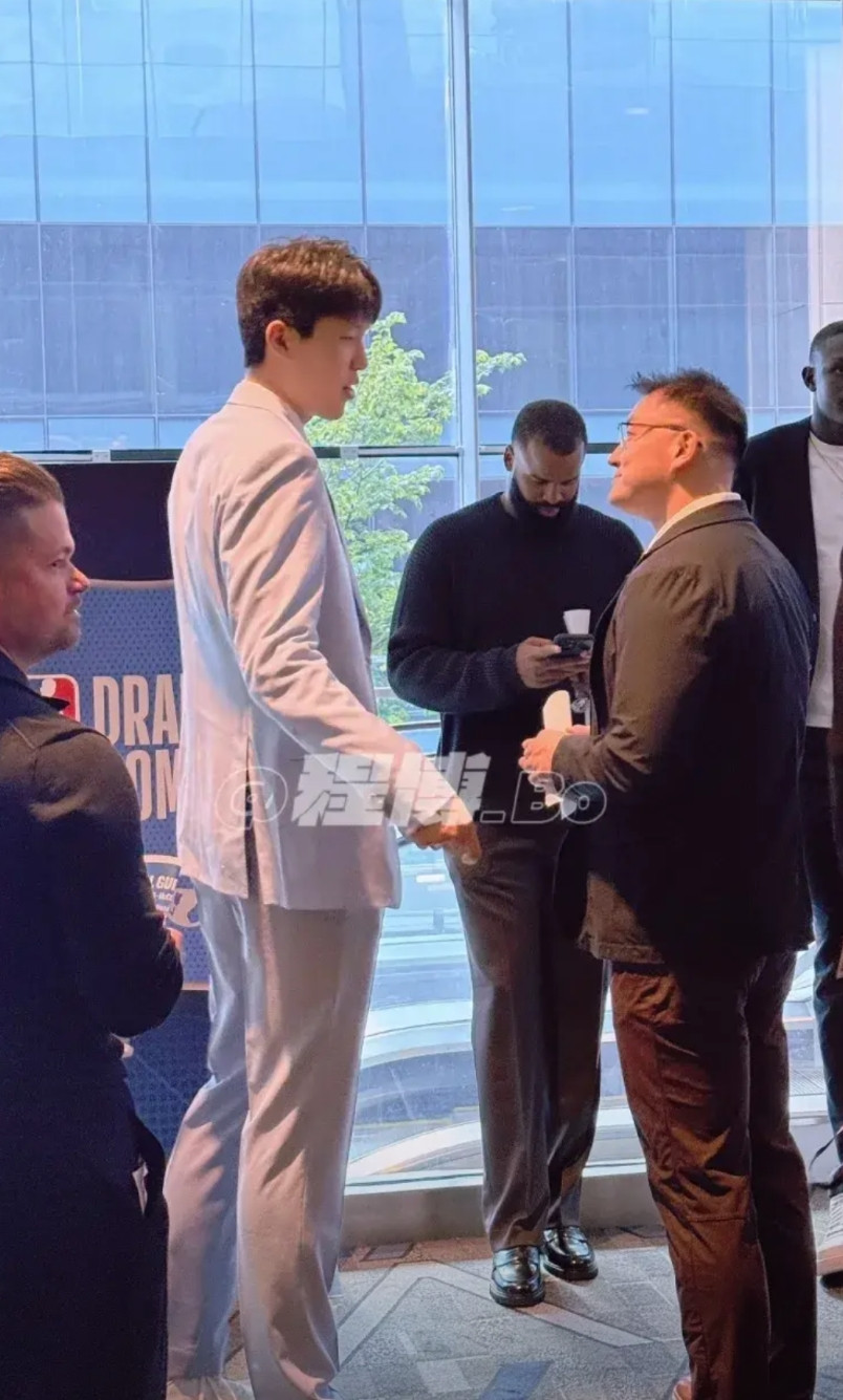 杨瀚森穿着一身帅气西装，和一群热门新秀共同出席了NBA乐透秀抽签仪式，有种预感，