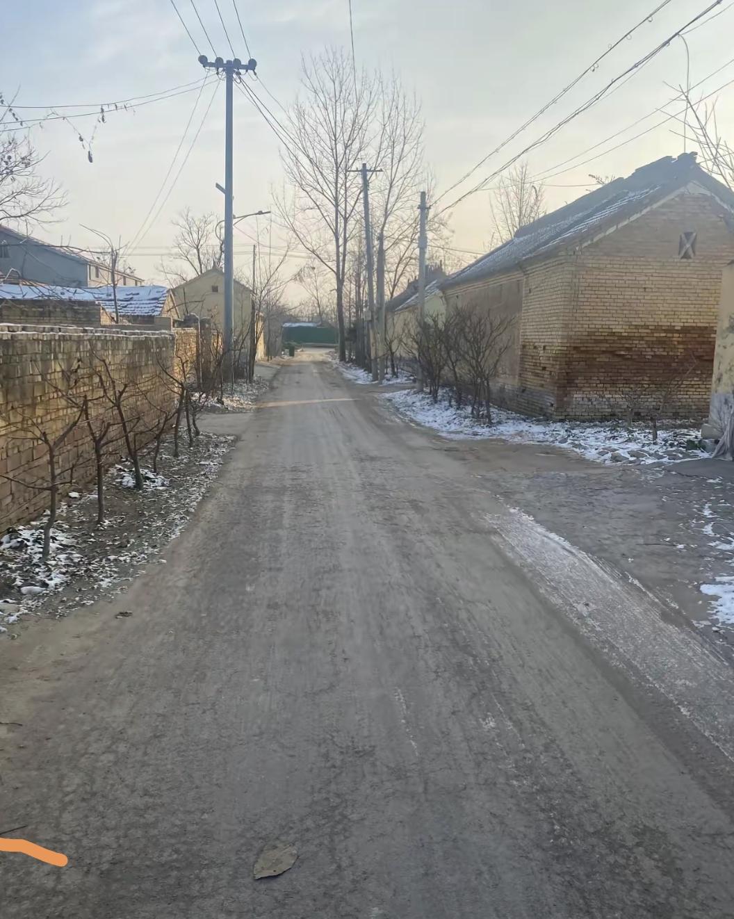 没人放炮，没人在街口扎堆扯闲话，连小卖部老板都坐在门口刷手机，说今年年货都靠快递