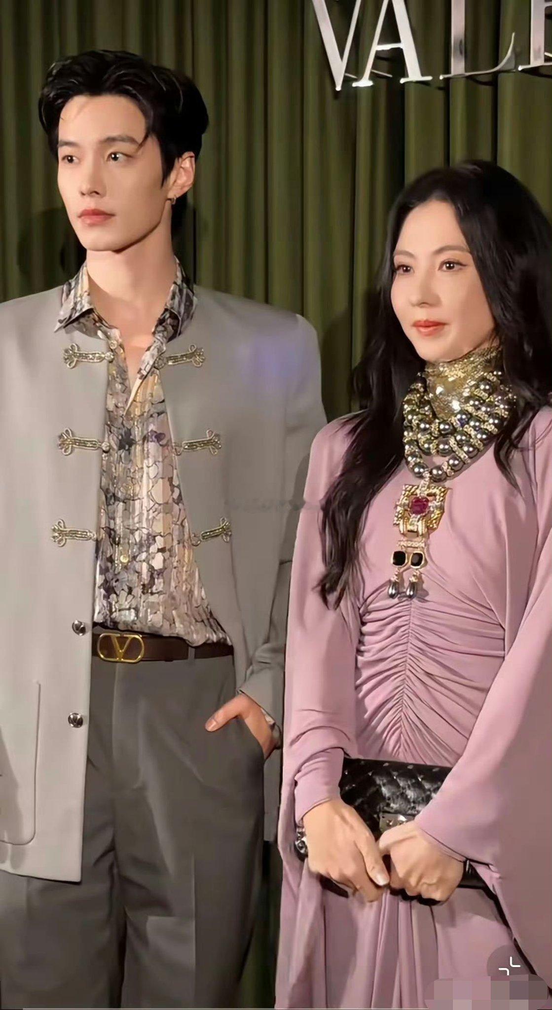 张柏芝居然也有hold不住的衣服，真的不好看，设计太臃肿了，尤其是项链部分。​