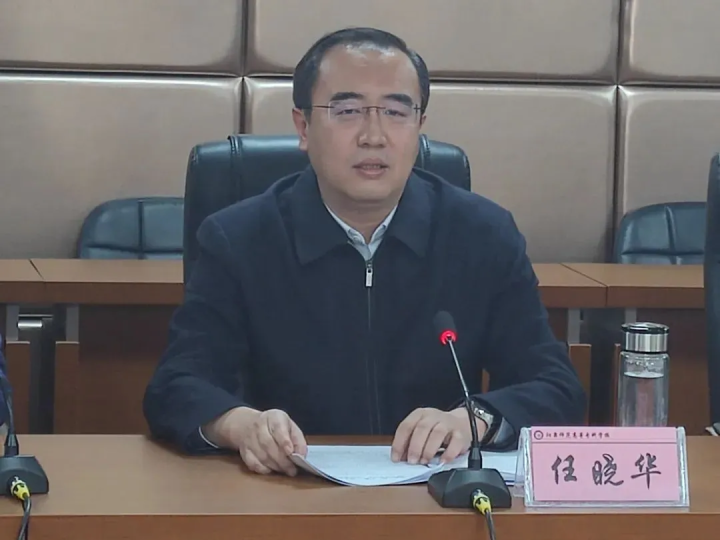 副厅级任晓华, 追求低级趣味, 长期参与带彩娱乐活动