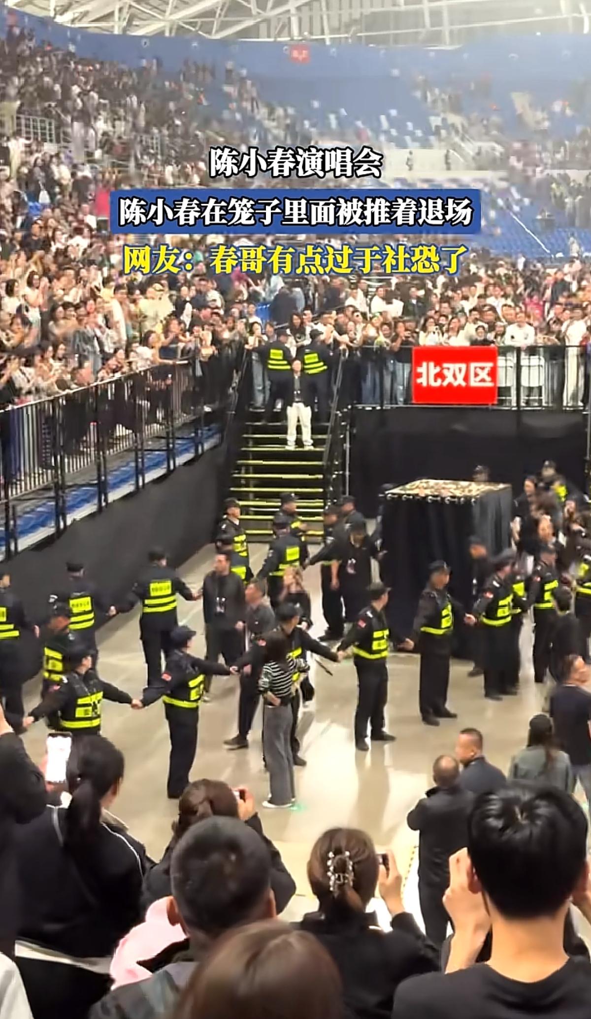 黑色布帘箱子里装的何物？怕见光？