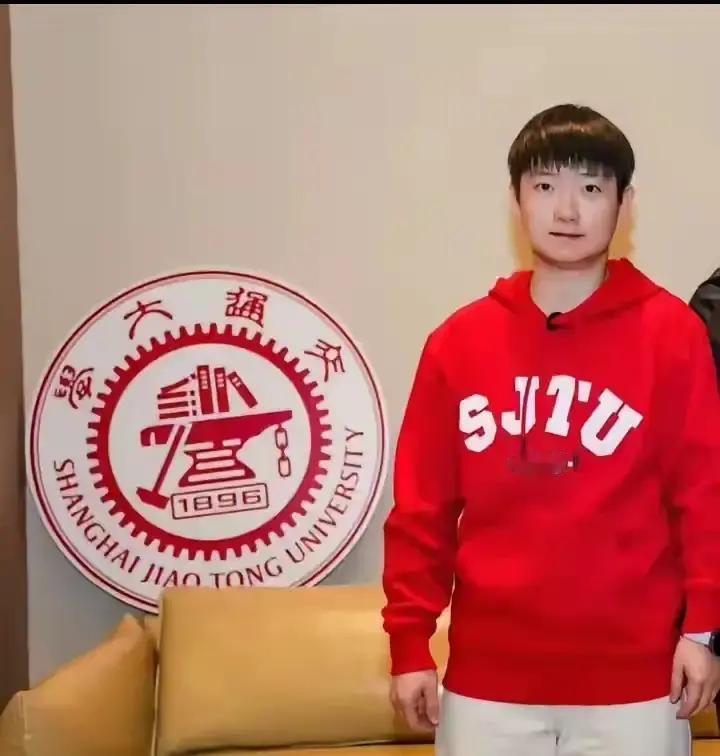 红卫衣一现身，全场尖叫炸锅上海交大毕业晚会，孙颖莎突然从侧幕走出。她没穿队