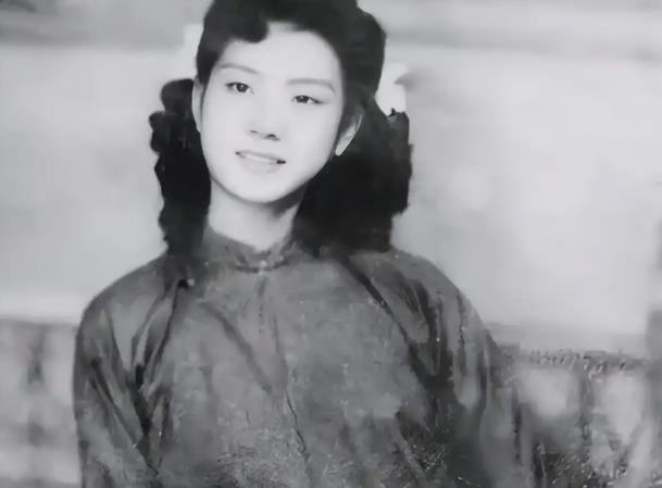 她被捕后遭受下流的酷刑，牺牲前留给难友4个字，向女烈士致敬。厦门解放前夕，党的优