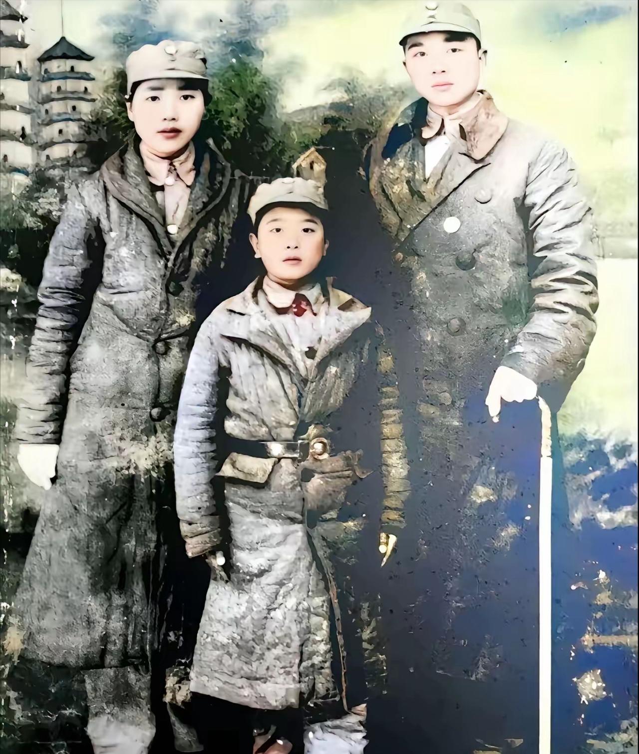 这是1938年12月25日，江西南昌洪都三人身穿军装在南昌会战前夕来到照相馆合影