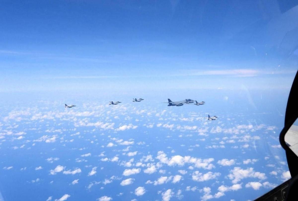 黄岩岛上空发生激烈对峙，歼16硬把美菲军机顶了出去，B1轰炸机更遭耻辱一刻据菲