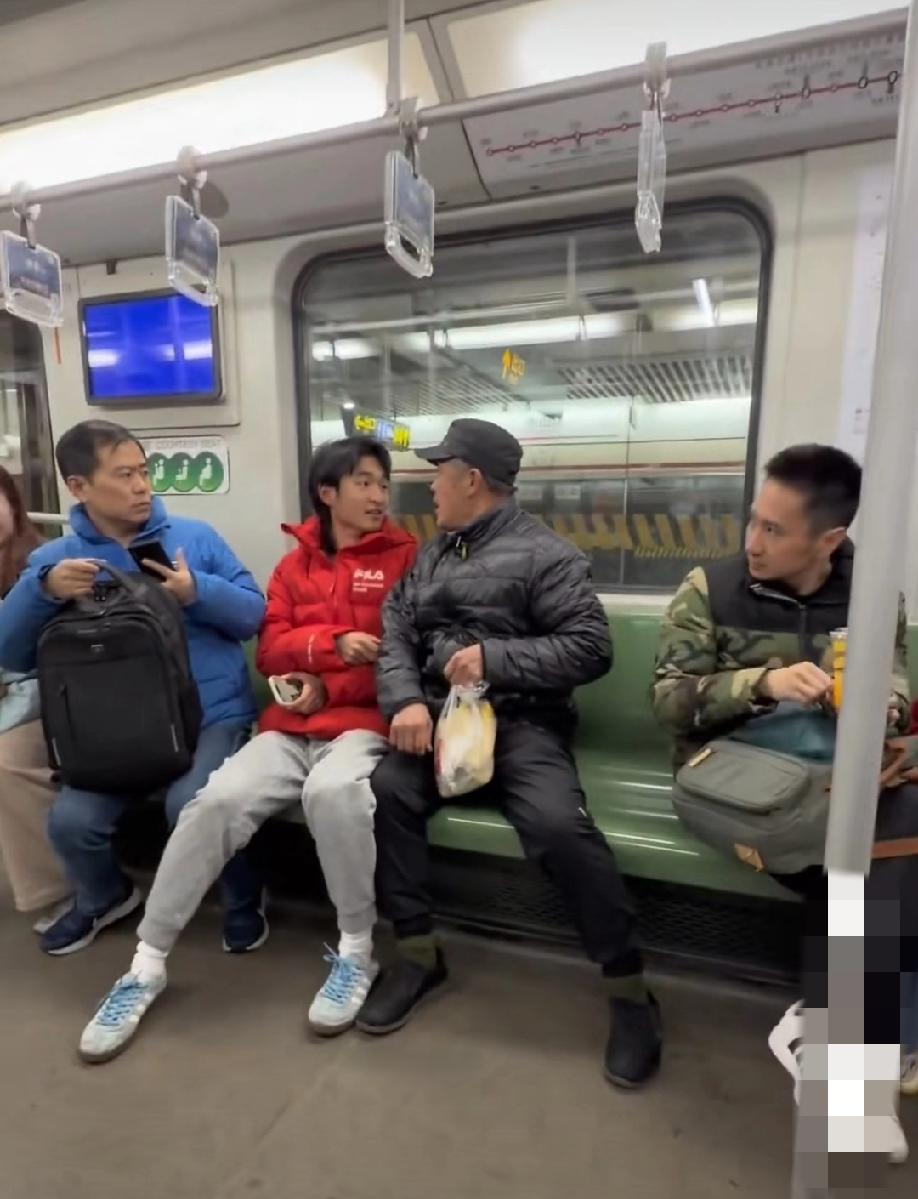 上海地铁一号线上，一开始大爷和红衣服年轻人发生争执，大爷一直在那里谩骂:“你这个