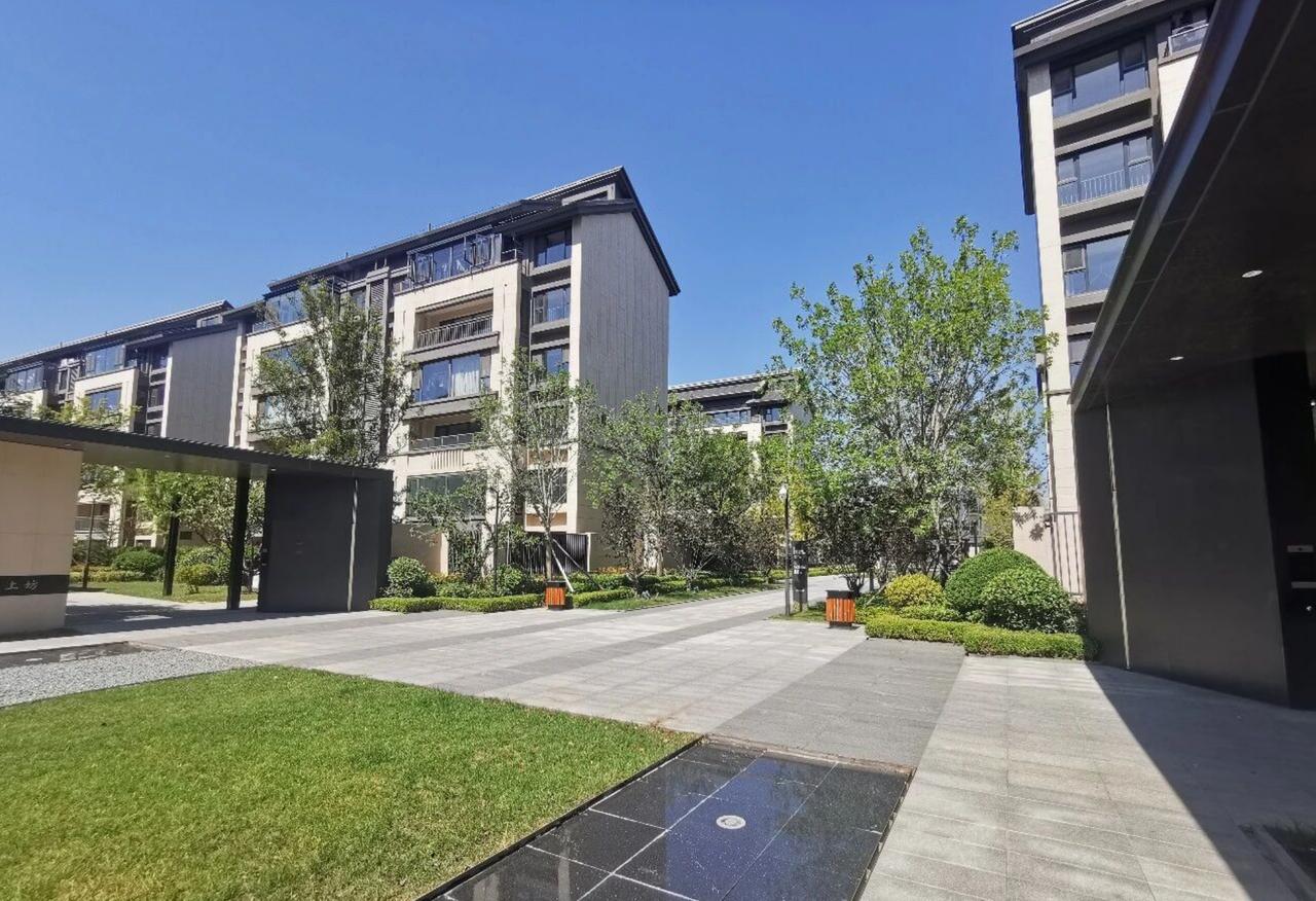 胶州，这几年发展真是一言难尽。早几年，利好落地还不错。胶东新机场、上合示范区