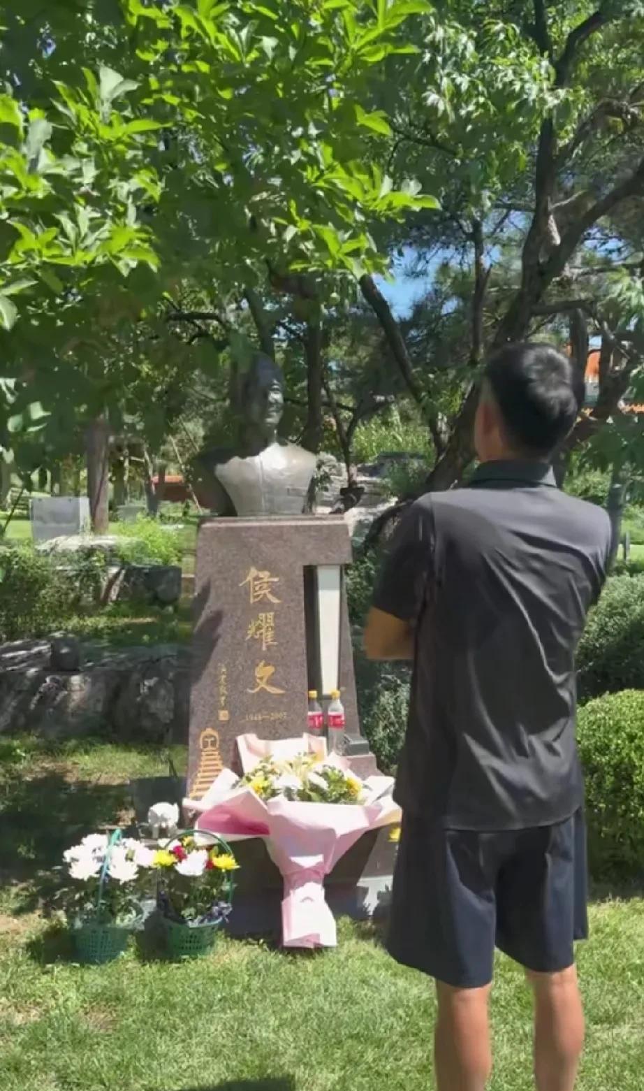 侯耀文78岁冥寿，徒弟去扫墓引发质疑。7月17日是侯耀文先生冥寿，徒弟郭晓小拉