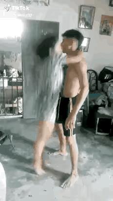 大哥你这么瘦小的身板，居然还经得起媳妇这么疯狂的折腾，真是服了你。