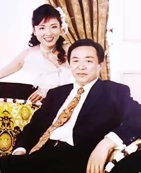 两张珍贵夫妻合照放在一起对比！一边是央视主持人周涛和她丈夫，气质温婉大气。另